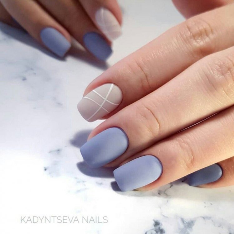 Блакитні матові нігті квадрат