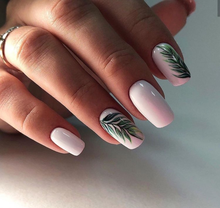 Перо на нігтях