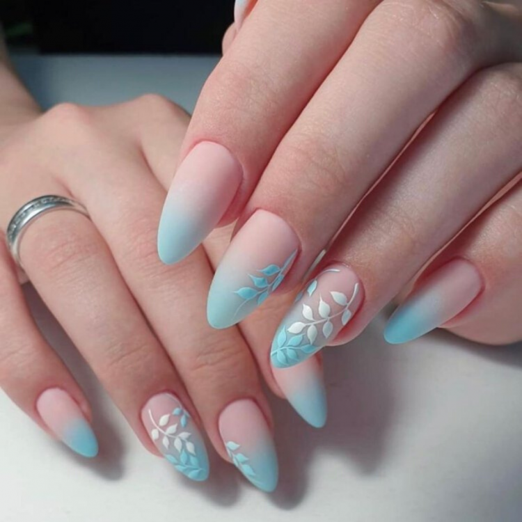 Маникюр модны на миндалевидные ногти голубой