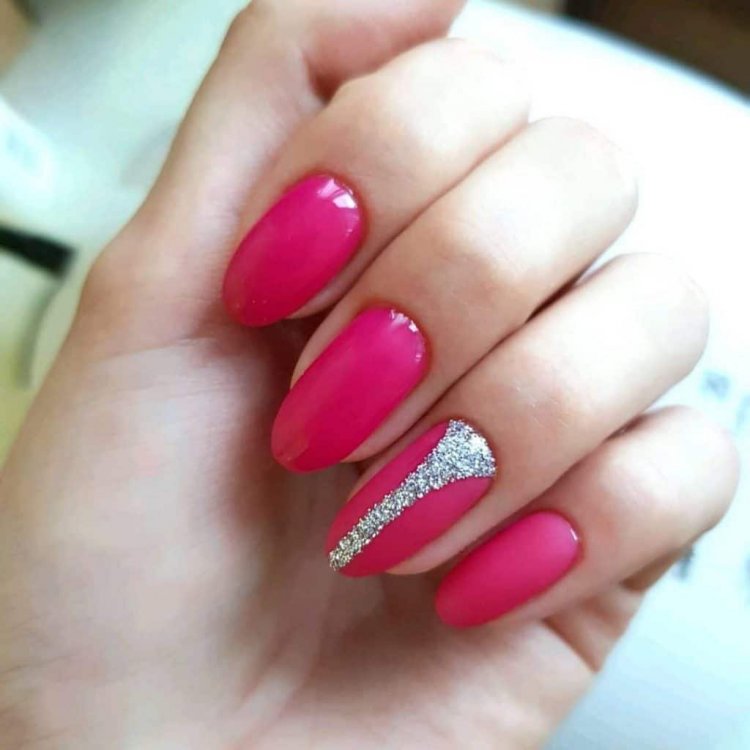 Яркие малиновые ногти