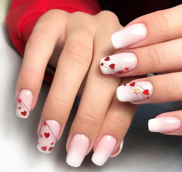 Красивый маникюр с сердечками