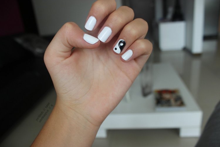 Маникюр в стиле Инь Янь