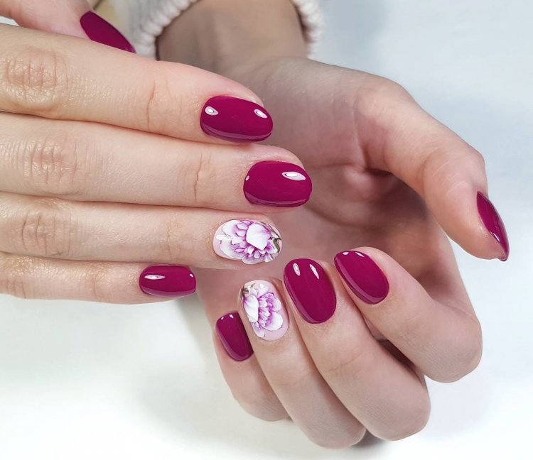 Малиновый маникюр на короткие ногти