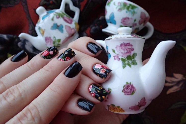 Маникюр с наклейкой черной розы