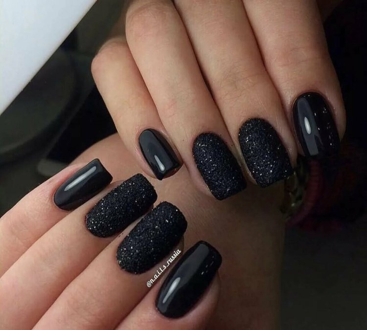 Красивый темный маникюр