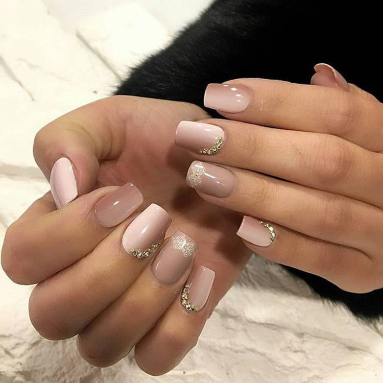 Французский маникюр в бежевых тонах