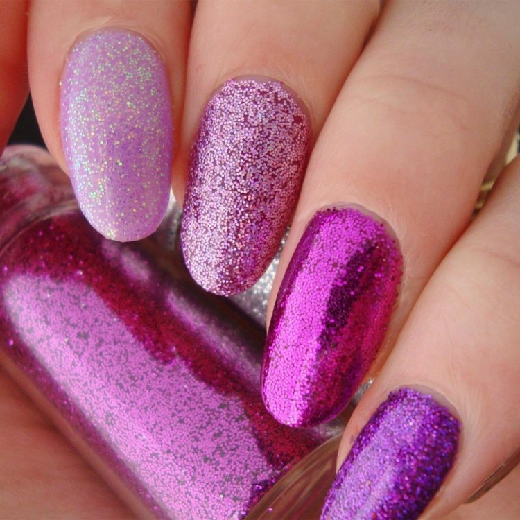 Маникюр розовый с блёстками