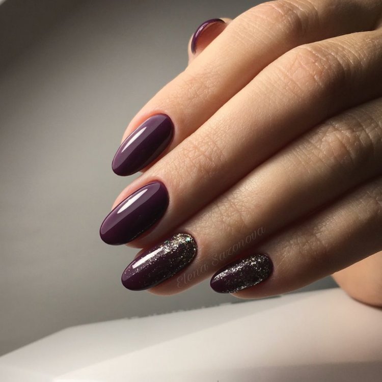 Бордовий манікюр на овальні нігті