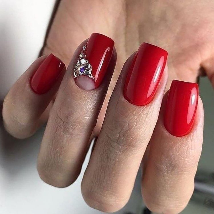 Червоний манікюр з лунками на короткі нігті.