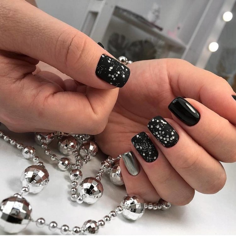 Маникюр 2021 в тёмных тонах модные