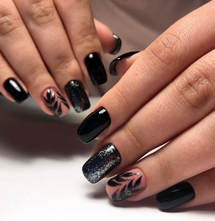 Маникюр в тёмных тонах