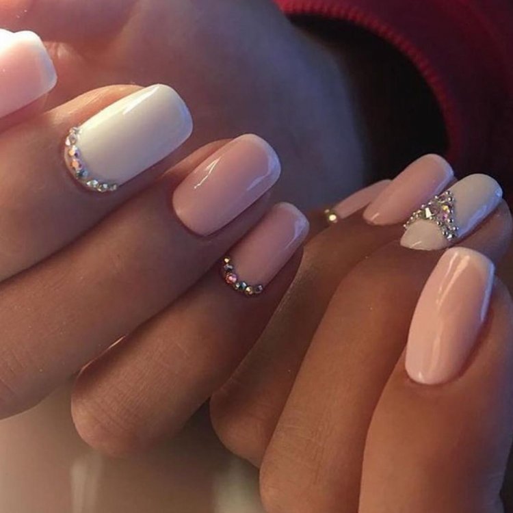 Нежные ногти со стразами
