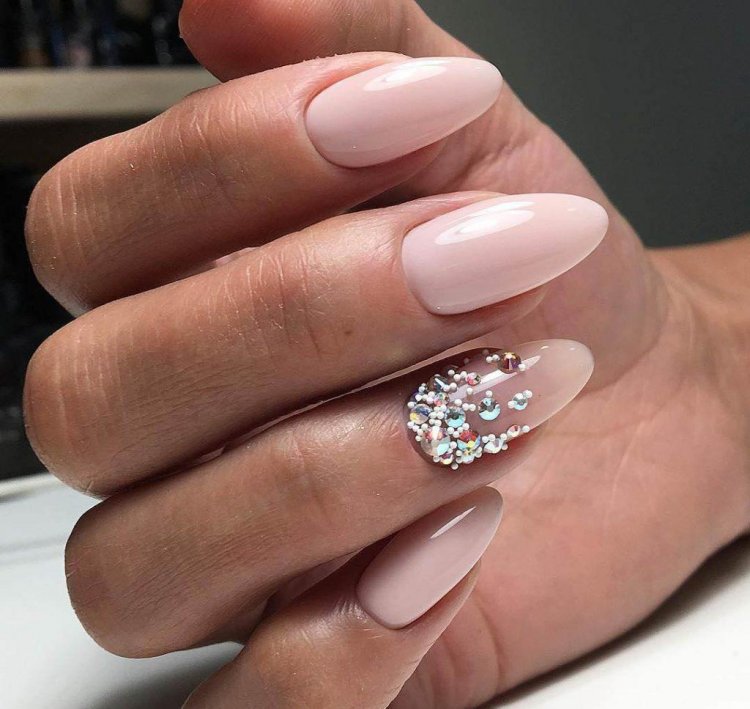 Миндальный маникюр со стразами