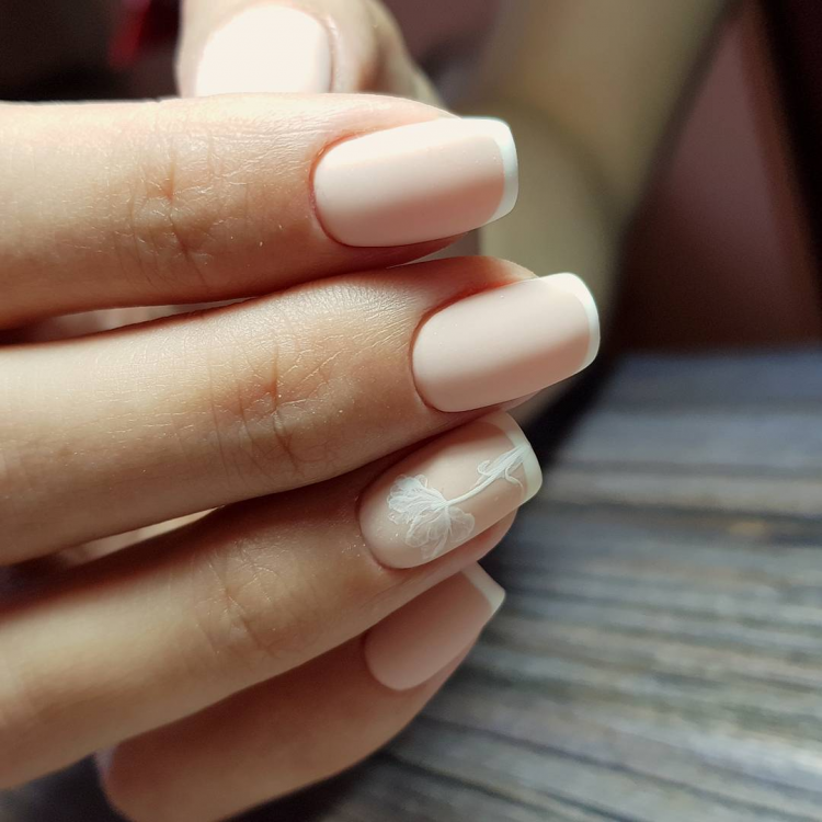 Нюдовый френч маникюр