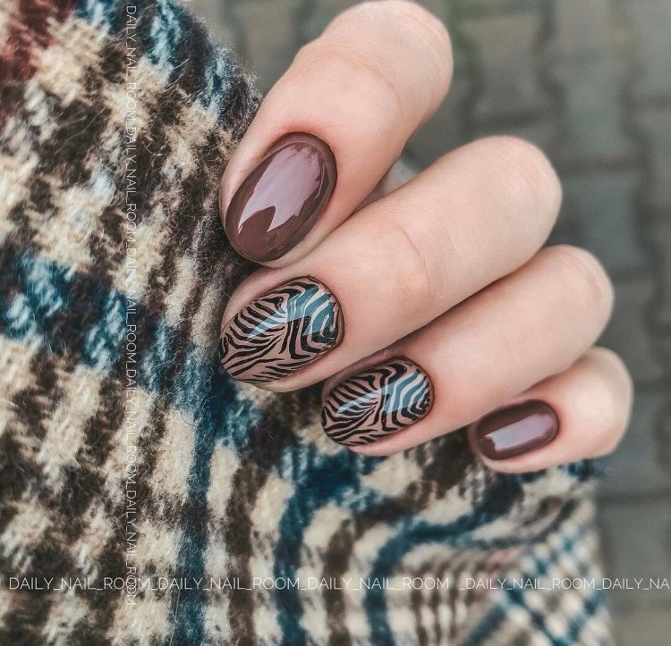 Летний маникюр в темных тонах