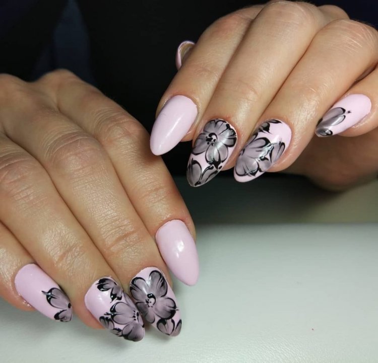 Манікюр з цікавим малюнком