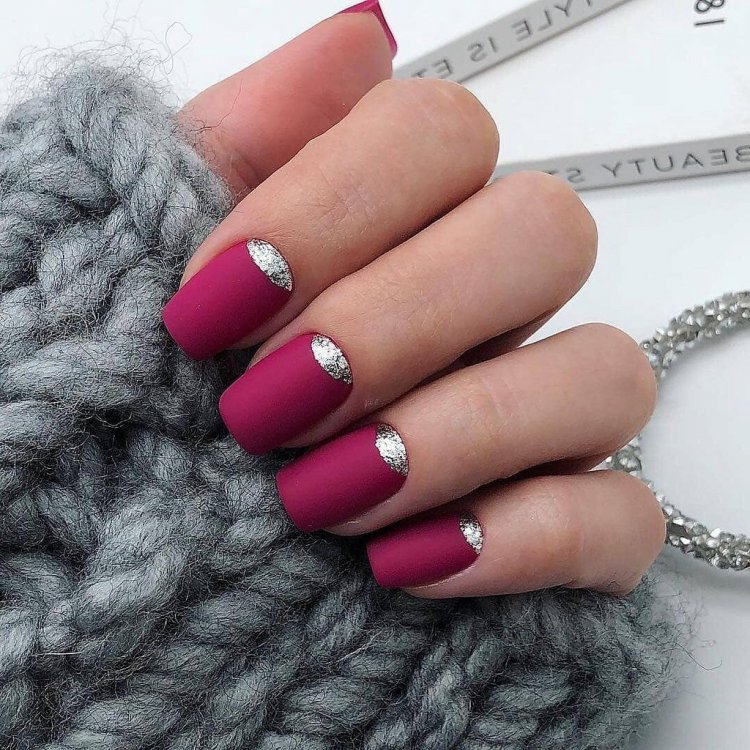 Серо малиновый маникюр