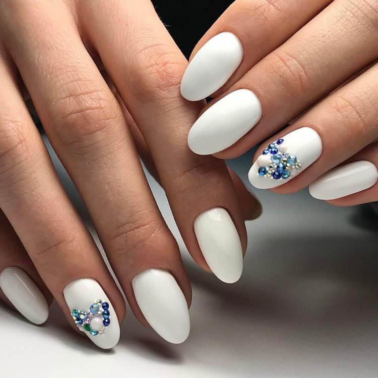 Белый летний маникюр