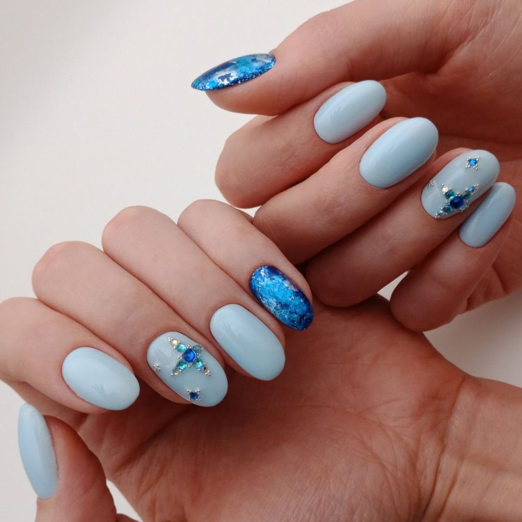 Маникюр в голубых тонах 2021