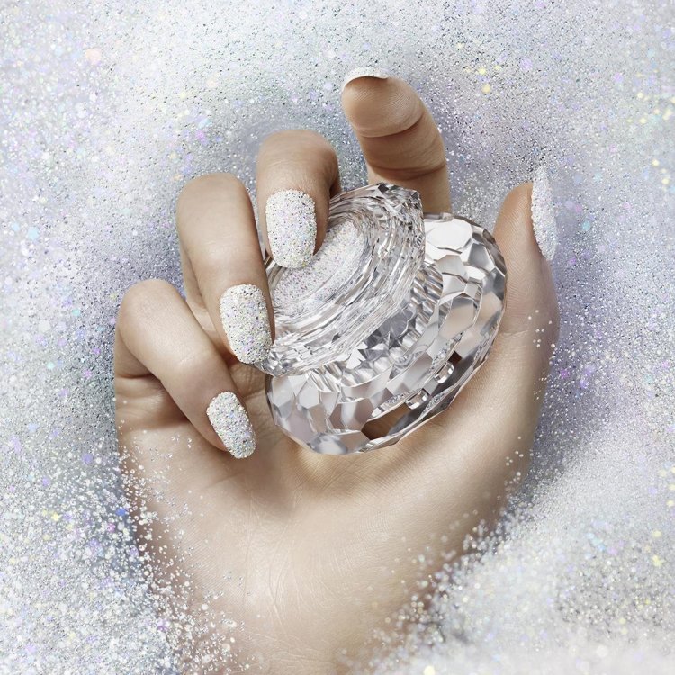 Маникюр омбре белый с блестками