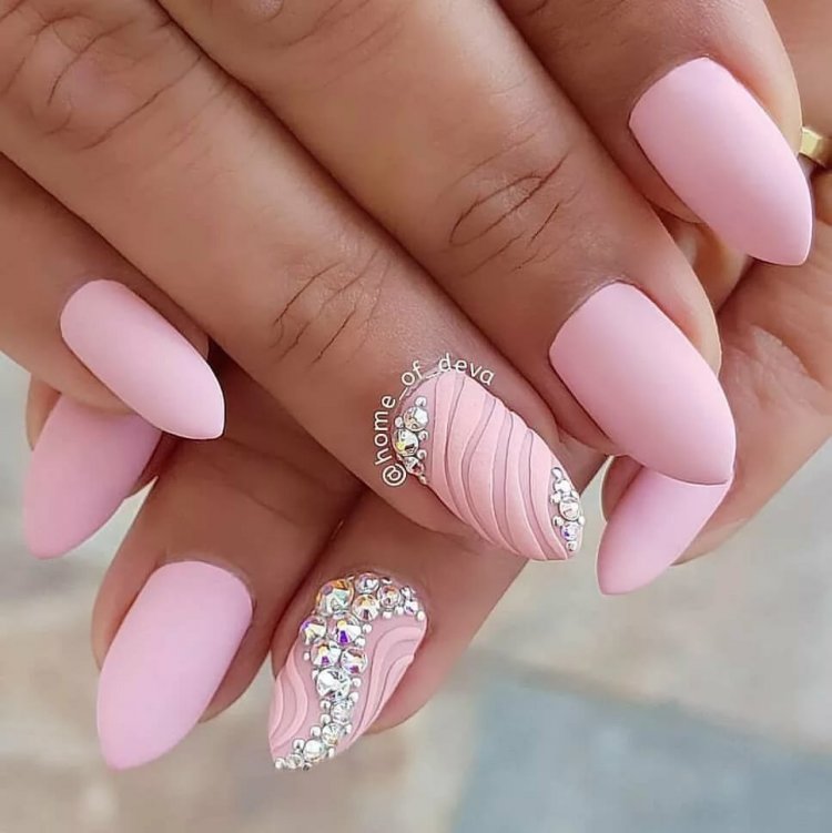 Красивый маникюр в розовых тонах