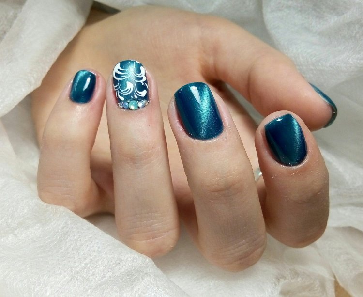 Манікюр з очима на нігтях