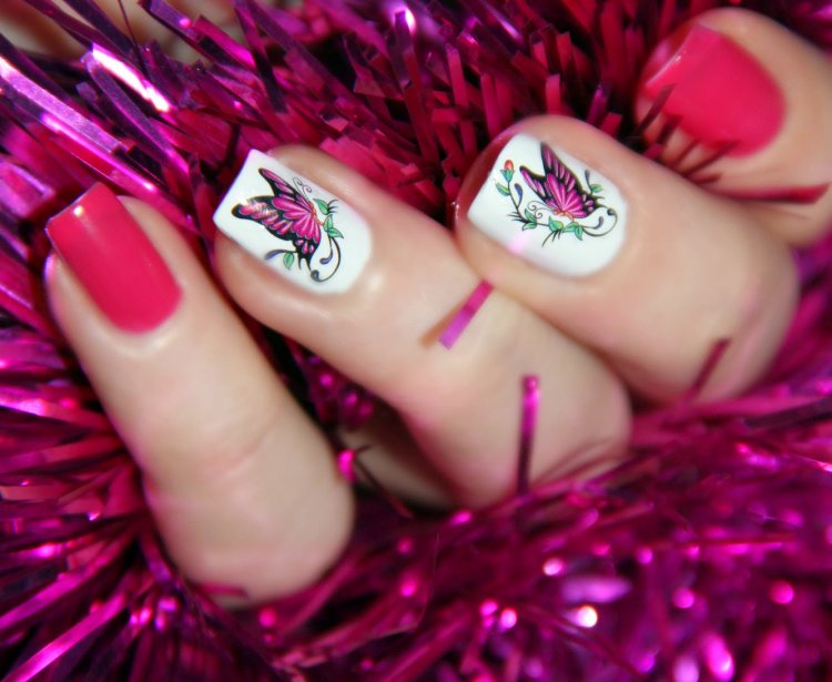 Красивый маникюр с наклейками для ногтей