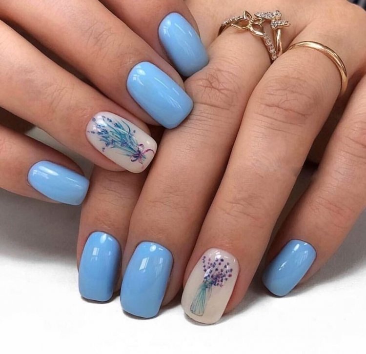 Весенний маникюр в голубых тонах
