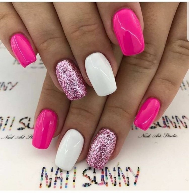 Яркие розовые ногти