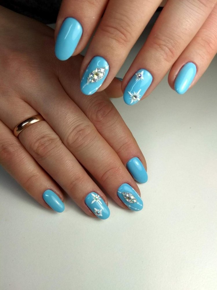 Маникюр с голубым цветом комбинированный