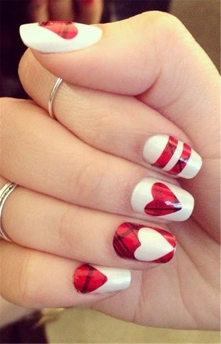 Белый маникюр с красным сердечком