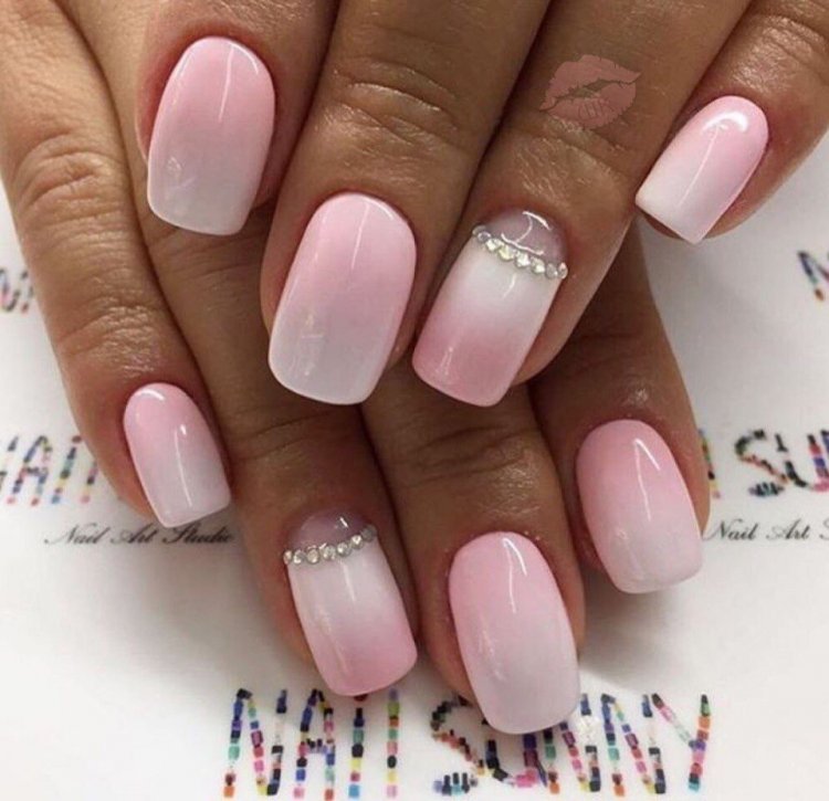 Гарний рожевий омнік манікюр