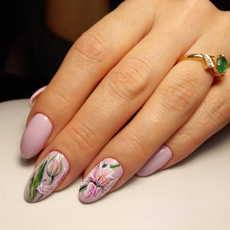 Летние ногти с лилиями