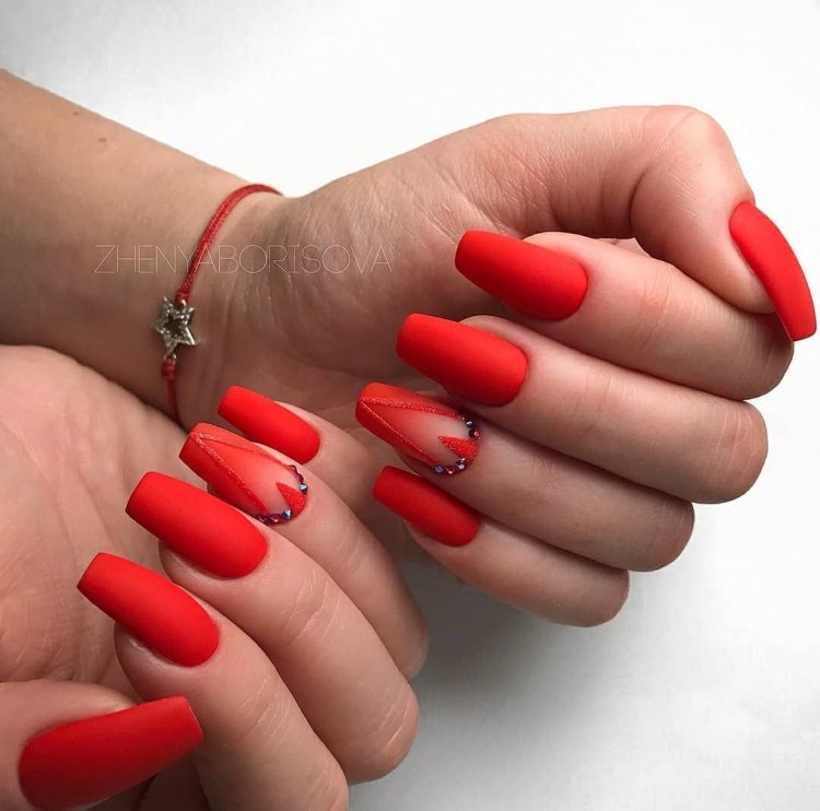 Красный маникюр