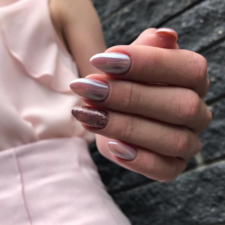 Розовые ногти с втиркой