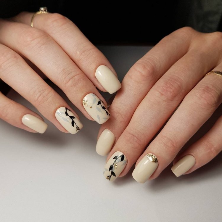 Красивый маникюр черно бежевый