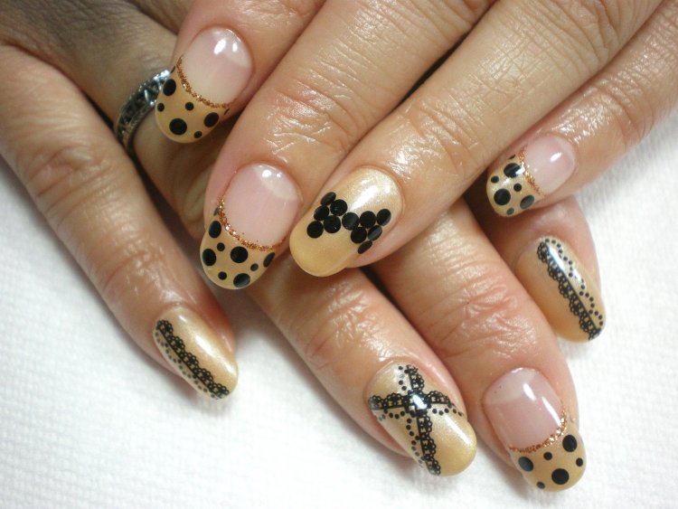 Манікюр френч з крапками