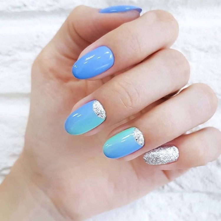 Голубой маникюр