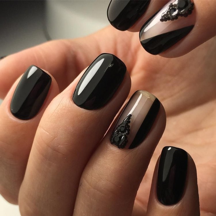 Темный маникюр