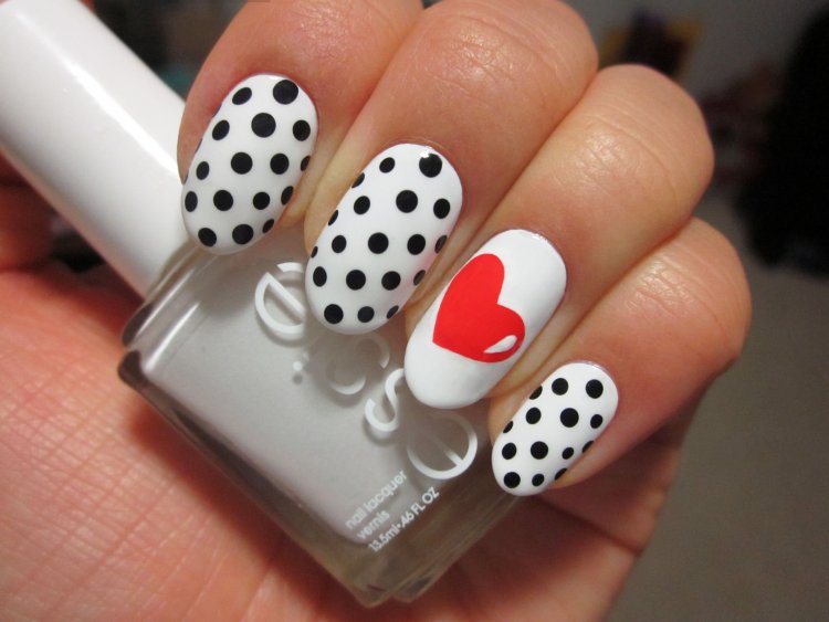 Ногти с белым лаком и сердечком