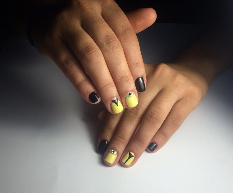 Маникюр на короткие ногти желтый и черный
