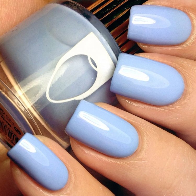 Маникюр голубой с белым