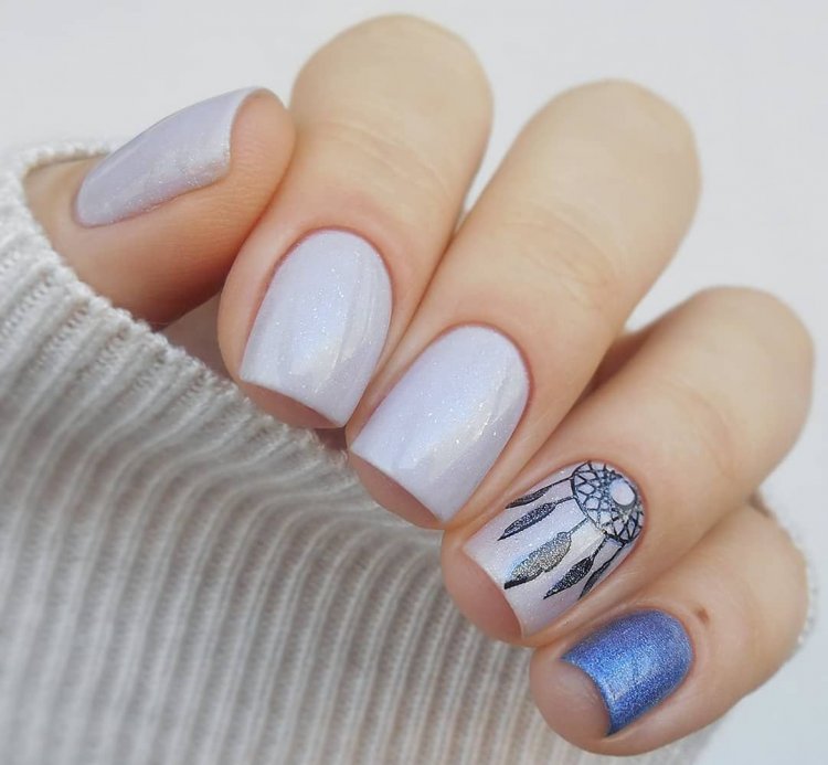 Чорний манікюр із пером