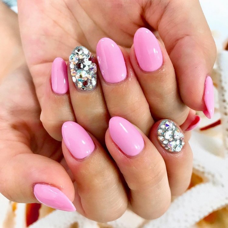 Маникюр под розовое платье