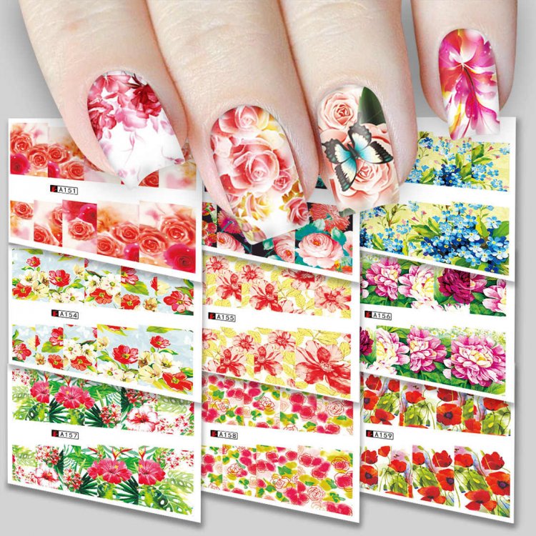 Летний маникюр с наклейками цветов