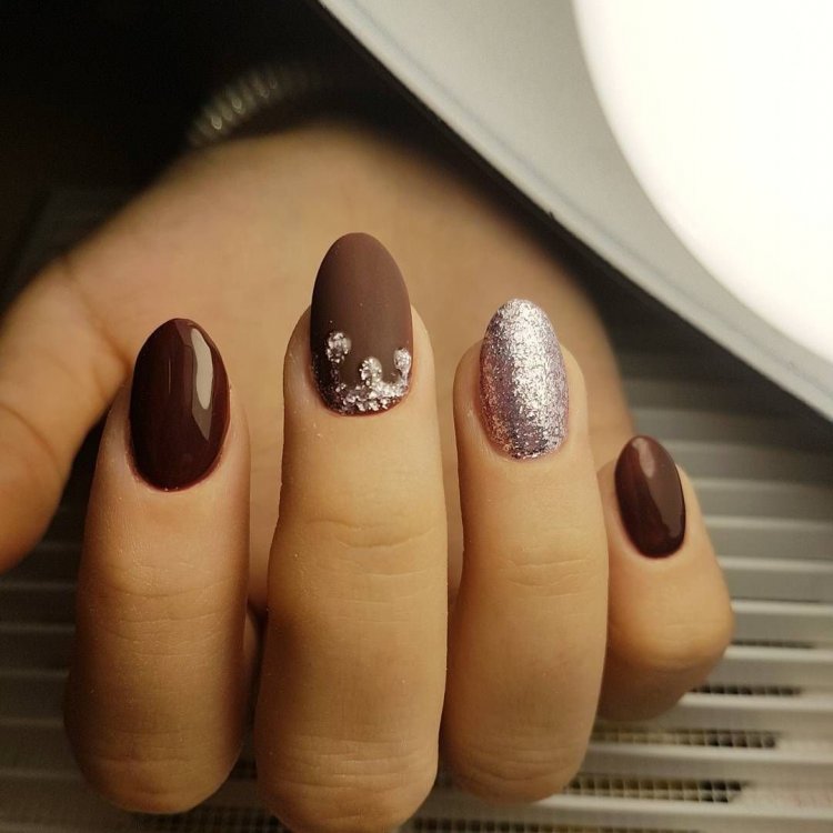 Коричневий манікюр