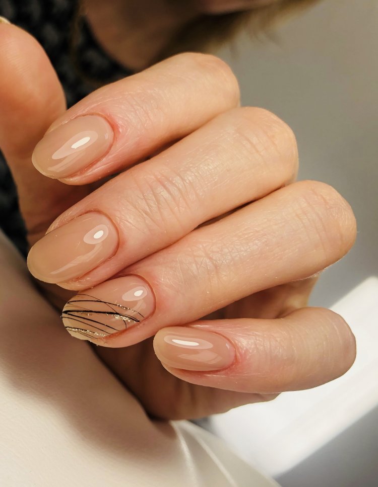 Бежевые ногти