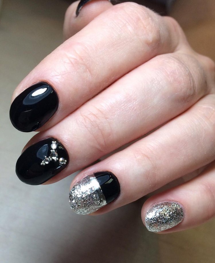 Чёрный маникюр со стразами и блестками