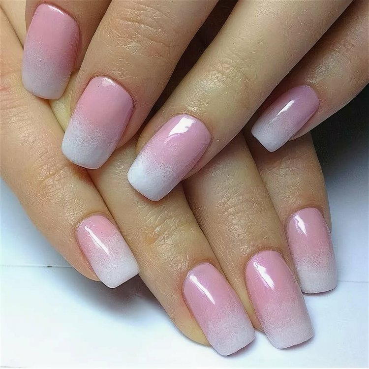 Рожеве омбре на нігтях