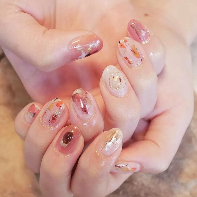 Маникюр прозрачный с цветочками